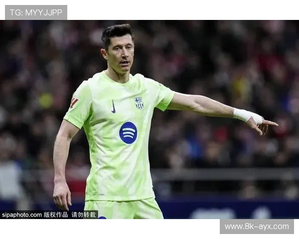 莱万失点后助攻制胜球，诺坎普十万球迷起立鼓掌